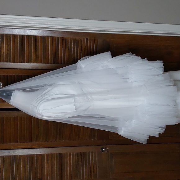 White Fingertip Ruffle Edge Wedding Veil With Comb - Picture 5 of 10